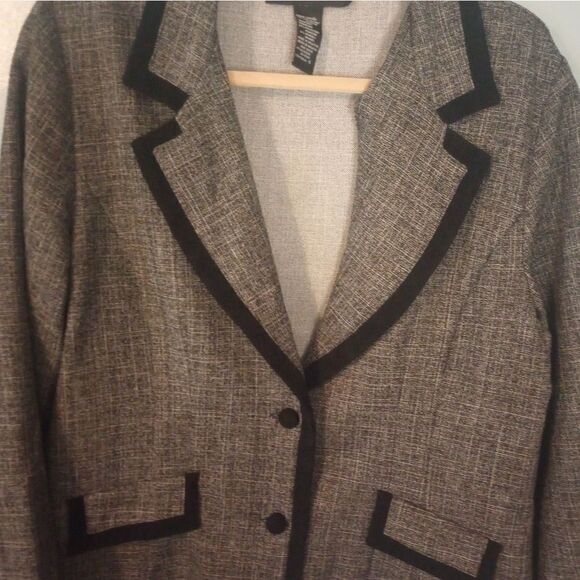 Sag Harbor waist length blazer with satin trimmed lapel and  buttons - Picture 2 of 10